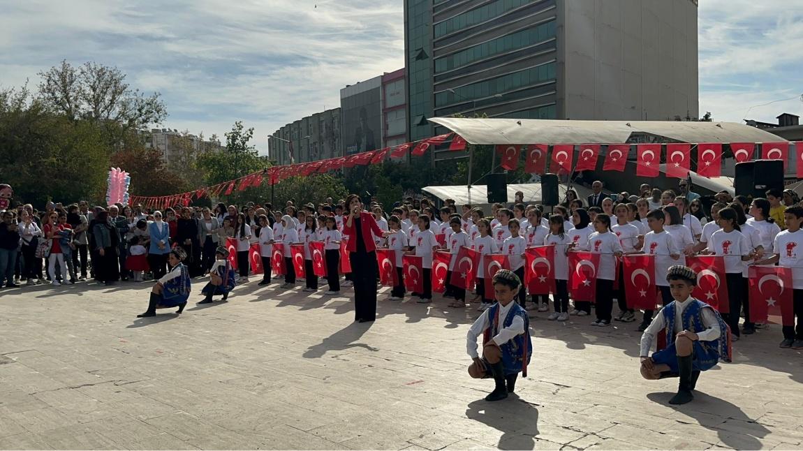 Ceyhan İlçesi Cumhuriyet Kutlamaları Arif Nihat Asya Ortaokulu Koordinatörlüğünde Gerçekleştirildi