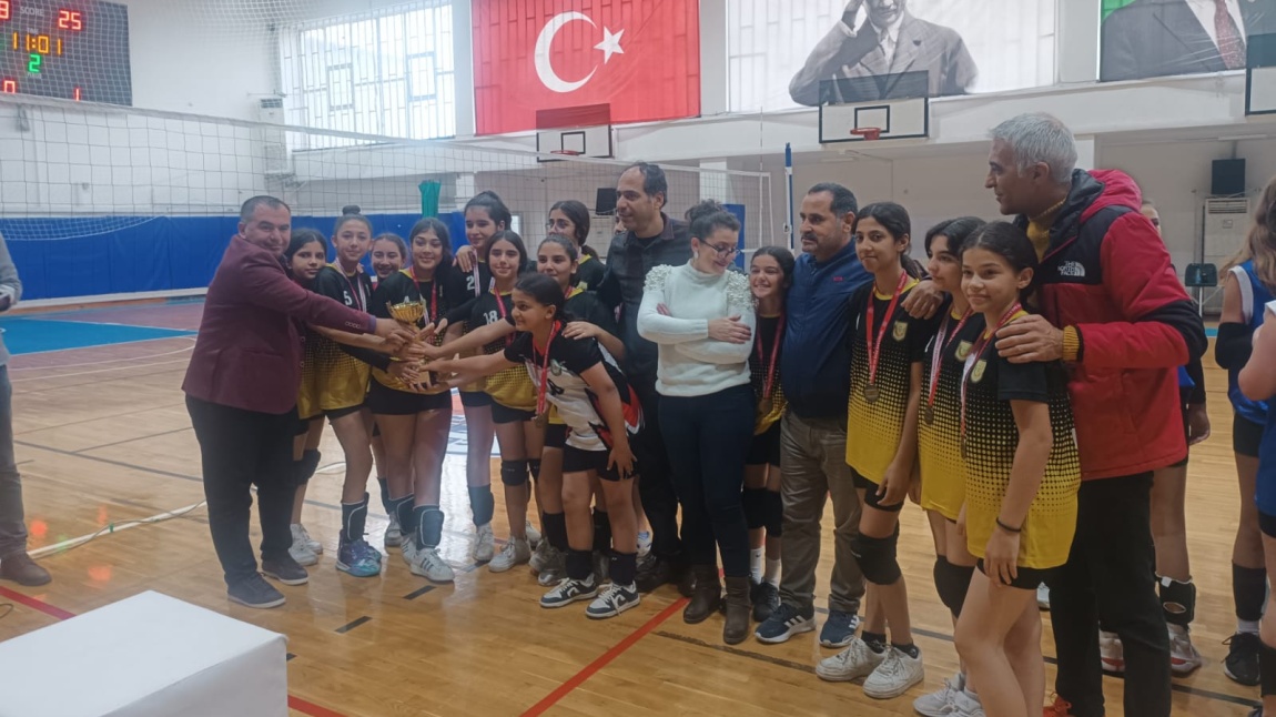 Okulumuz Yıldız Kız Voleybol Takımı İlçe Birincisi Oldu